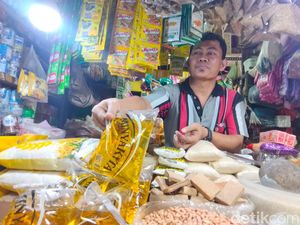 Pedagang Pasar Wonokromo Keluhkan Pasokan Minyak Jelang Kedatangan Jokowi