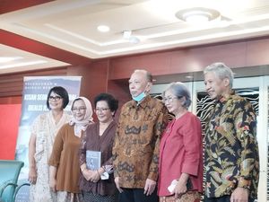 Rum Aly Luncurkan Buku Cerita Perjalanan HR Dharsono Jenderal Idealis