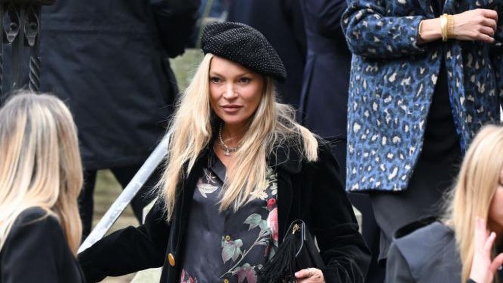 7 Gaya Stylish Selebriti di Peringatan Kematian Desainer Vivienne Westwood 7 Gaya Stylish Selebriti di Peringatan Kematian Desainer Vivienne Westwood