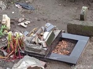 Keluarga Minta Munkar-Nakir Ganti Rugi Nisan yang Dirusak di Blitar Keluarga Minta Munkar-Nakir Ganti Rugi Nisan yang Dirusak di Blitar