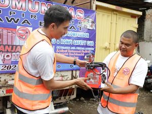 Relawan Ganjar Beri Mesin Las-Kompresor ke Sopir Truk di Baleendah