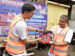 Relawan Ganjar Beri Mesin Las-Kompresor ke Sopir Truk di Baleendah