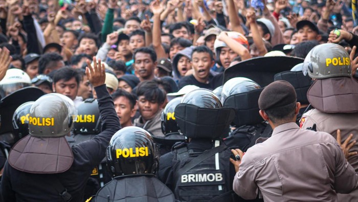 Tengok Lagi Kericuhan Suporter PSIS Semarang di Stadion Jatidiri Personel Sat-Brimob Polda Jateng berupaya menghalau sejumlah oknum suporter PSIS Semarang yang memaksa masuk ke area Stadion Jatidiri Semarang, Jawa Tengah, Jumat (17/2/2023). Meskipun pertandingan lanjutan BRI Liga 1 2022/2023 antara PSIS Semarang melawan Persis Solo telah diumumkan tanpa penonton serta akan ada pengembalian tiket (refund) dari panitia penyelenggara, namun sejumlah suporter memaksa masuk ke area stadion tersebut yang sempat memicu kericuhan. ANTARA FOTO/HO-Brimob Polda Jateng/ast/foc.