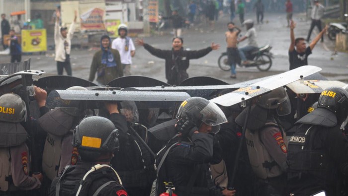 Tengok Lagi Kericuhan Suporter PSIS Semarang di Stadion Jatidiri Personel Sat-Brimob Polda Jateng berupaya menghalau sejumlah oknum suporter PSIS Semarang yang memaksa masuk ke area Stadion Jatidiri Semarang, Jawa Tengah, Jumat (17/2/2023). Meskipun pertandingan lanjutan BRI Liga 1 2022/2023 antara PSIS Semarang melawan Persis Solo telah diumumkan tanpa penonton serta akan ada pengembalian tiket (refund) dari panitia penyelenggara, namun sejumlah suporter memaksa masuk ke area stadion tersebut yang sempat memicu kericuhan. ANTARA FOTO/HO-Brimob Polda Jateng/ast/foc.