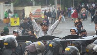 Personel Sat-Brimob Polda Jateng berupaya menghalau sejumlah oknum suporter PSIS Semarang yang memaksa masuk ke area Stadion Jatidiri Semarang, Jawa Tengah, Jumat (17/2/2023). 