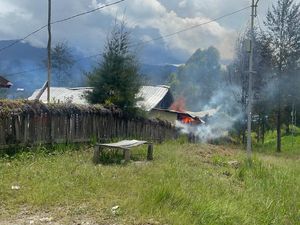 KKB Kembali Berulah, Bakar Rumah juga Tembaki TNI-Polri di Ilaga KKB Kembali Berulah, Bakar Rumah juga Tembaki TNI-Polri di Ilaga