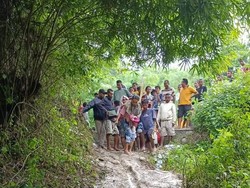 Akses Lumpuh Total, Warga Pikul Barang Jalan Kaki 1 Kilometer Tembus Hutan