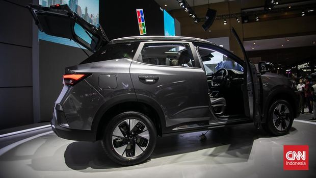 Pengunjung melihat mobil Wuling Alvez yang dipamerkan di Indonesia International Motor Show (IIMS) 2023, JIEXpo, Kemayoran, Sabtu (18/2/2023). (CNN Indonesia/Adi Maulana Ibrahim)