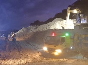 Akses Jalan Alternatif di Lokasi Longsor Kupang Sudah Bisa Dilalui Akses Jalan Alternatif di Lokasi Longsor Kupang Sudah Bisa Dilalui