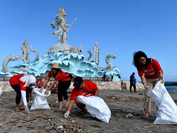 Peduli Lingkungan Lewat Aksi Bersih-bersih Sampah di Bali