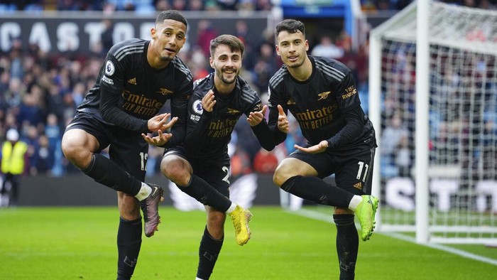 Arsenals William Saliba, left, Arsenals Jorginho, centre, Arsenals Gabriel Martinelli celebrate after scoring during the English Premier League soccer match between Aston Villa and Arsenal at Villa Park in Birmingham, England, Saturday, Feb. 18, 2023. (AP Photo/Jon Super)