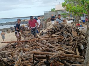 Wow, 15 Ton Sampah Kayu-Plastik Terkumpul di Pantai Kelan Wow, 15 Ton Sampah Kayu-Plastik Terkumpul di Pantai Kelan
