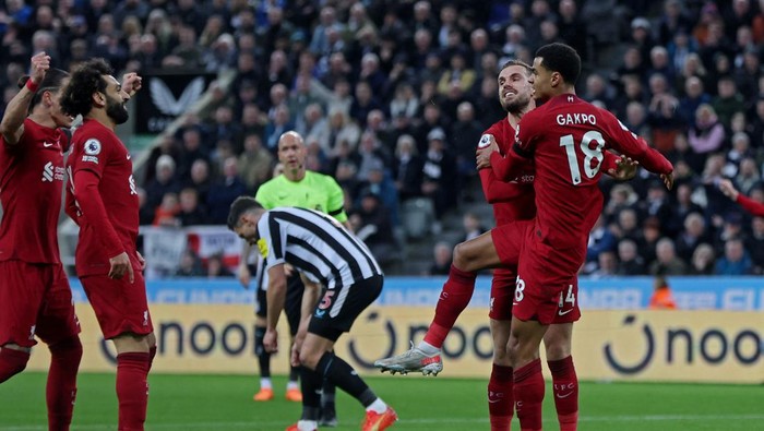 Soccer Football - Premier League - Newcastle United v Liverpool - St James Park, Newcastle, Britain - February 18, 2023 Liverpools Cody Gakpo celebrates scoring their second goal with teammate Jordan Henderson Action Images via Reuters/Lee Smith EDITORIAL USE ONLY. No use with unauthorized audio, video, data, fixture lists, club/league logos or live services. Online in-match use limited to 75 images, no video emulation. No use in betting, games or single club /league/player publications.  Please contact your account representative for further details.