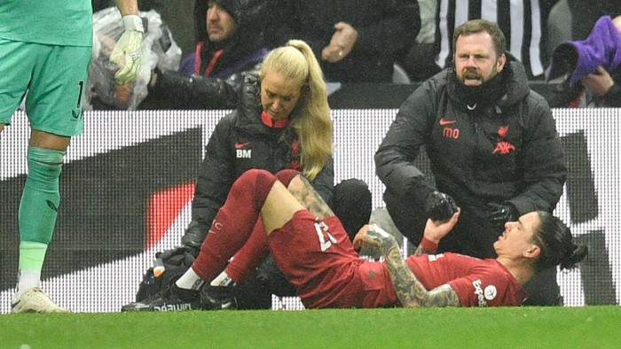 Liverpools Uruguayan striker Darwin Nunez receives medical attention following an injury during the English Premier League football match between Newcastle United and Liverpool at St James Park in Newcastle-upon-Tyne, north east England on February 18, 2023. - RESTRICTED TO EDITORIAL USE. No use with unauthorized audio, video, data, fixture lists, club/league logos or live services. Online in-match use limited to 120 images. An additional 40 images may be used in extra time. No video emulation. Social media in-match use limited to 120 images. An additional 40 images may be used in extra time. No use in betting publications, games or single club/league/player publications. (Photo by Oli SCARFF / AFP) / RESTRICTED TO EDITORIAL USE. No use with unauthorized audio, video, data, fixture lists, club/league logos or live services. Online in-match use limited to 120 images. An additional 40 images may be used in extra time. No video emulation. Social media in-match use limited to 120 images. An additional 40 images may be used in extra time. No use in betting publications, games or single club/league/player publications. / RESTRICTED TO EDITORIAL USE. No use with unauthorized audio, video, data, fixture lists, club/league logos or live services. Online in-match use limited to 120 images. An additional 40 images may be used in extra time. No video emulation. Social media in-match use limited to 120 images. An additional 40 images may be used in extra time. No use in betting publications, games or single club/league/player publications. (Photo by OLI SCARFF/AFP via Getty Images)