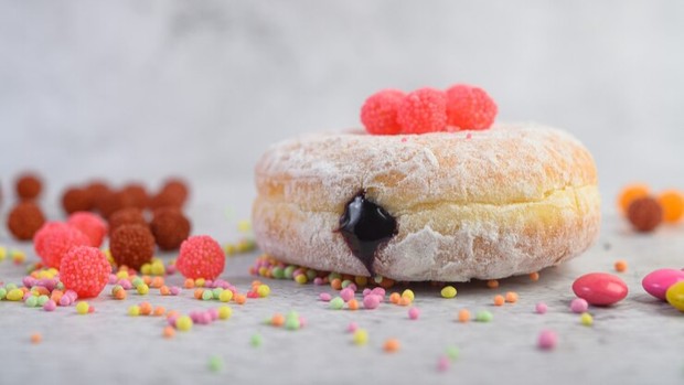 Donat jeli/Foto: Freepik.com/jcomp Makanan yang bikin ngunyah terus dan bikin berat badan naik tanpa sadar/