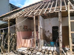 Dua Rumah di Bogor Ambruk Usai Diguyur Hujan Deras