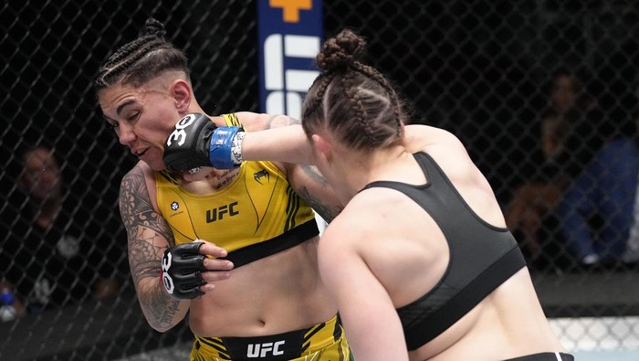 Erin Blanchfield (kanan) menghajar Jessica Andrade di UFC Fight Night 219 atau UFC Vegas 69. (Foto: Jeff Bottari/Zuffa LLC via Getty Images) Erin Blanchfield (kanan) menghajar Jessica Andrade di UFC Fight Night 219 atau UFC Vegas 69. (Foto: Jeff Bottari/Zuffa LLC via Getty Images)