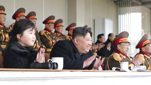 Full Senyum, Momen Kim Jong Un dan Putrinya Nonton Sepakbola