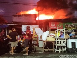 Kebakaran Gudang Plastik di Maros, 5 Jam Api Belum Padam