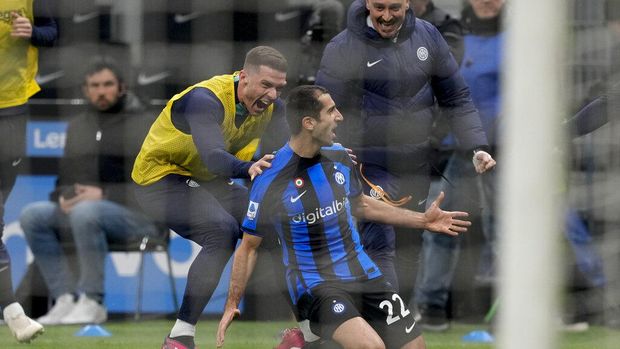 Inter Milan's Henrikh Mkhitaryan celebrates after he scored his side's second goal during the Serie A soccer match between Inter Milan and Udinese at the San Siro stadium, in Milan, Italy, Saturday, Feb. 18, 2023. (AP Photo/Antonio Calanni)