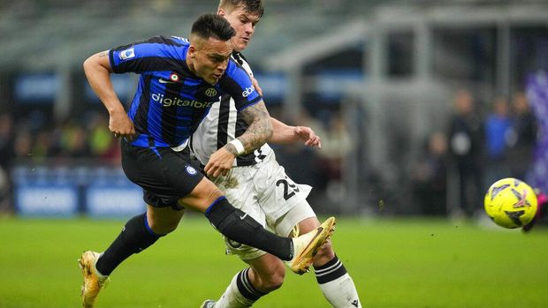 Inter Milan's Lautaro Martinez, left, scores his side's third goal during the Serie A soccer match between Inter Milan and Udinese at the San Siro stadium, in Milan, Italy, Saturday, Feb. 18, 2023. (AP Photo/Antonio Calanni)