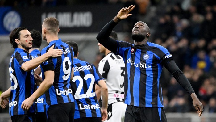 Soccer Football - Serie A - Inter Milan v Udinese - San Siro, Milan, Italy - February 18, 2023 Inter Milans Romelu Lukaku celebrates scoring their first goal REUTERS/Alberto Lingria