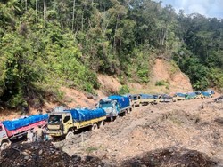 Penampakan 500 Truk 3 Bulan Terjebak di Trans Papua Yalimo yang Rusak Berat