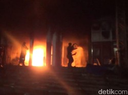 Petugas Damkar Pingsan saat Padamkan Kebakaran Gudang Plastik di Maros