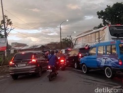 Banyak Pengendara Nggak Sabar Bikin Gedebage Bandung Macet