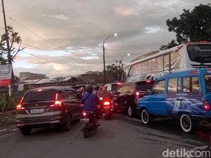 Banyak Pengendara Nggak Sabar Bikin Gedebage Bandung Macet Banyak Pengendara Nggak Sabar Bikin Gedebage Bandung Macet
