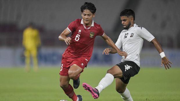 Pesepak bola Tim Nasional U-20 Indonesia Zanadin Fariz (kiri) berusaha melewati pesepak bola Tim Nasional Fiji U-20 Abdullah Bin Aiyas (kanan) dalam pertandingan uji coba internasional U-20 di Stadion Utama Gelora Bung Karno (SUGBK), Senayan, Jakarta, Jumat (17/2/2023). ANTARA FOTO/M Risyal Hidayat/foc.