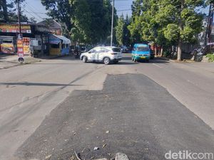 Lubang di Jalan Dago Bandung Akhirnya Ditambal