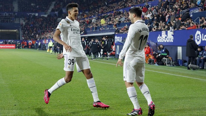 Soccer Football - LaLiga - Osasuna v Real Madrid - El Sadar Stadium, Pamplona, Spain - February 18, 2023 Real Madrids Marco Asensio celebrates scoring their second goal with teammate Alvaro Rodriguez REUTERS/Vincent West