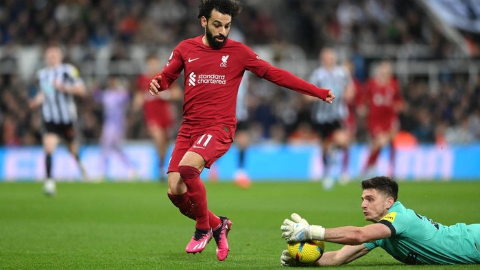 NEWCASTLE UPON TYNE, ENGLAND - FEBRUARY 18: Mohamed Salah of Liverpool looks on as Nick Pope of Newcastle United handles the ball outside of the area, which later results in a red card for the goalkeeper during the Premier League match between Newcastle United and Liverpool FC at St. James Park on February 18, 2023 in Newcastle upon Tyne, England. (Photo by Stu Forster/Getty Images)