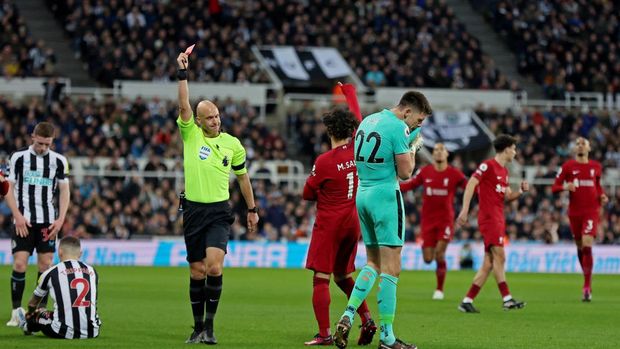 Soccer Football - Premier League - Newcastle United v Liverpool - St James' Park, Newcastle, Britain - February 18, 2023 Newcastle United's Nick Pope is shown a red card by referee Anthony Taylor for handling the ball outside the area Action Images via Reuters/Lee Smith EDITORIAL USE ONLY. No use with unauthorized audio, video, data, fixture lists, club/league logos or 'live' services. Online in-match use limited to 75 images, no video emulation. No use in betting, games or single club /league/player publications. Please contact your account representative for further details.