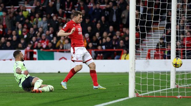 NOTTINGHAM, ENGLAND - FEBRUARY 18: Chris Wood of Nottingham Forest scores the team's first goal as Kyle Walker of Manchester City looks on during the Premier League match between Nottingham Forest and Manchester City at City Ground on February 18, 2023 in Nottingham, England. (Photo by Catherine Ivill/Getty Images)