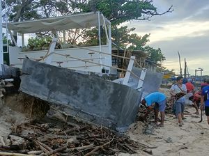 Abrasi Pantai Kelan, 9 Kafe Rusak Parah Abrasi Pantai Kelan, 9 Kafe Rusak Parah