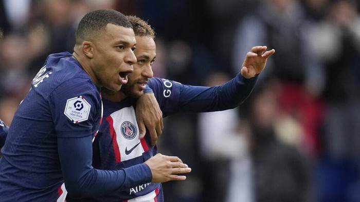 PSGs Neymar, right, celebrates with his teammate Kylian Mbappe after scoring his sides second goal during the French League One soccer match between Paris Saint-Germain and Lille at the Parc des Princes stadium, in Paris, France, Sunday, Feb. 19, 2023. (AP Photo/Christophe Ena)