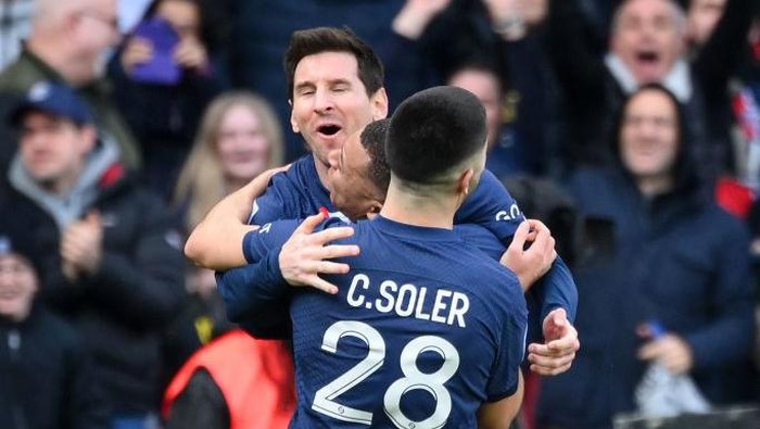 Paris Saint-Germains Argentine forward Lionel Messi (C) celebrates with Paris Saint-Germains Spanish midfielder Carlos Soler after scoring his teams fourth goal during the French L1 football match between Paris Saint-Germain (PSG) and Lille LOSC at The Parc des Princes Stadium in Paris on February 19, 2023. (Photo by FRANCK FIFE / AFP) (Photo by FRANCK FIFE/AFP via Getty Images)