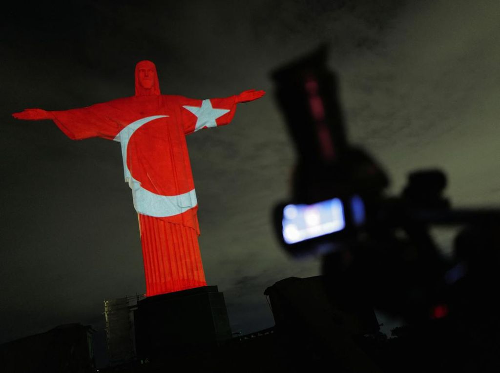 Patung Yesus di Brasil Beri Penghormatan untuk Korban Gempa Turki-Suriah Patung Yesus di Brasil Beri Penghormatan untuk Korban Gempa Turki-Suriah