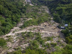 Viral Gunung Bergeser Kupang Jadi Wisata Dadakan, Warga Raup Cuan Jutaan Viral Gunung Bergeser Kupang Jadi Wisata Dadakan, Warga Raup Cuan Jutaan