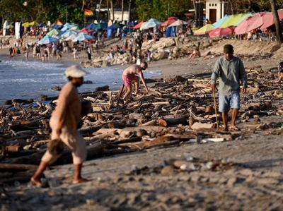 Penampakan Pantai Kuta yang Dibanjiri Sampah Kayu