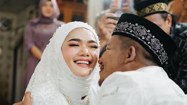 Pernikahan Raja Muay Thai yang Jadi Mualaf, Gayanya Pakai Peci Jadi Sorotan