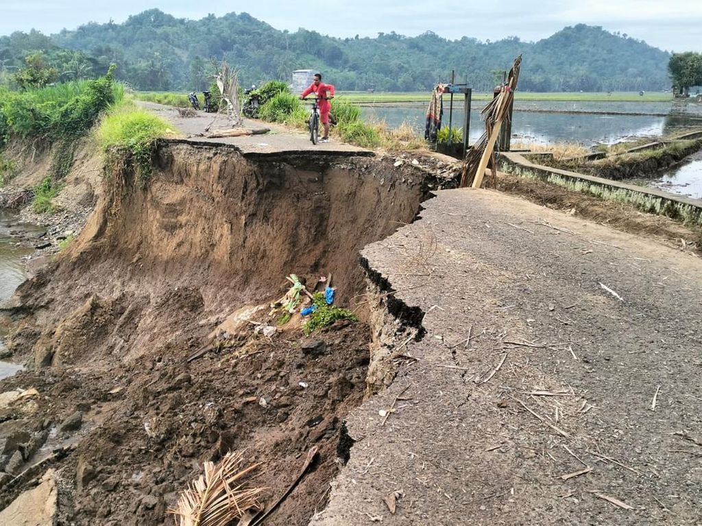 Jalan di Desa Tapango Polman Amblas Diterjang Banjir