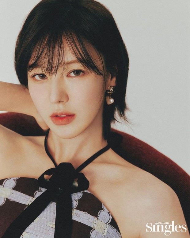 Potret Wendy Red Velvet dalam pemotretan bersama majalah Singles