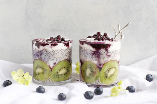 Puding chia dengan dengan campuran kacang, yogurt, dan buah-buahan/foto: Unsplash/Brenda Godinez Puding chia dengan dengan campuran kacang, yogurt, dan buah-buahan/foto: Unsplash/Brenda Godinez