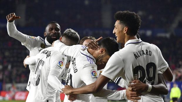 Real Madrid's Marco Asensio, centre, celebrates with teammates after scoring his side's second goal during the Spanish La Liga soccer match between Osasuna and Real Madrid at El Sadar stadium in Pamplona, Spain, Saturday, Feb. 18, 2023. (AP Photo/Alvaro Barrientos)