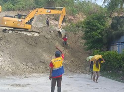 Jalan Masih Tertimbun Longsor, Akses Transportasi Dialihkan melalui Laut