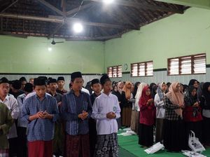 Relawan Ganjar Beri Bantuan Material Bangunan untuk Ponpes di Jatim