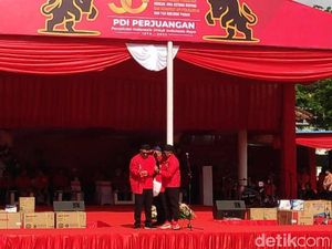 Hasto Sematkan Jaket PDIP ke Menteri Teten: Beliau juga Kader